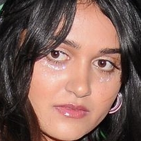 Ariela Barer Nue