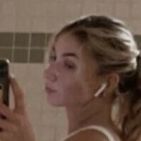 Avery Sickeri Nue
