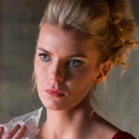 Betty Gilpin Nue