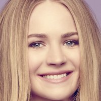 Britt Robertson Nue