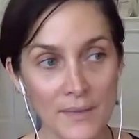 Carrie-Anne Moss Nue