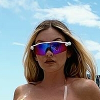 Casi Davies Nue