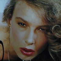 Deidre Holland Nue