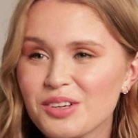 Eliza Scanlen Nue
