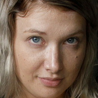 Emily Right Nue