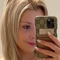 Feliz Nicole Nue