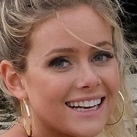 Hannah Godwin Nue