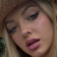 Hannah Hughes Nue
