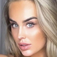 Julia Akkerman Nue