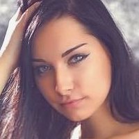 Lucy Becker Nue