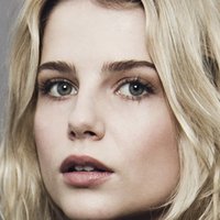Lucy Boynton Nue