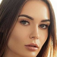 Megan Desaever Nue