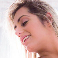 Mia Linz Nue