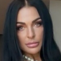 Nadine Kerastas Nue