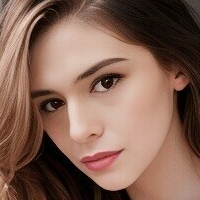 Nicole Maines Nue