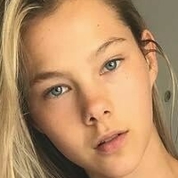 Phoebe Combes Nue
