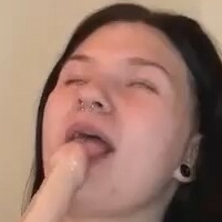 Renea Kisses Nue