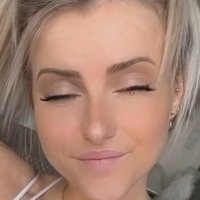 Stefanie Sutton Nue