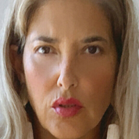 Tania Riquenes Nue