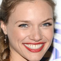 Tracy Spiridakos Nue